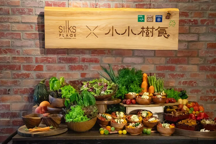 台南晶英結合在地的風貌，綠意滿點的餐檯點綴以在地小農時蔬，滿溢府城秋日風情。晶華提供