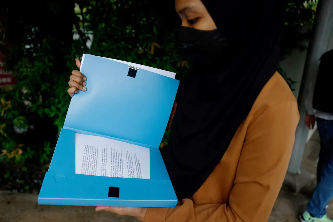 死刑犯家属手持1700人连署书。路透社