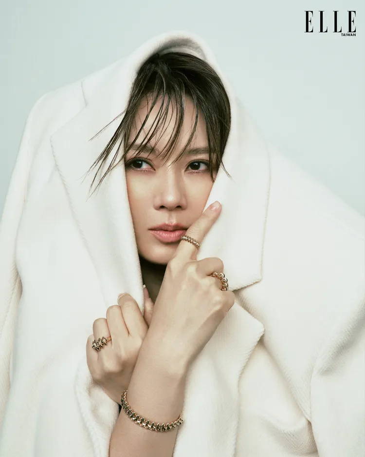 Melody拍攝佩戴卡地亞珠寶拍攝雜誌封面。《ELLE ACCESSORIES》提供