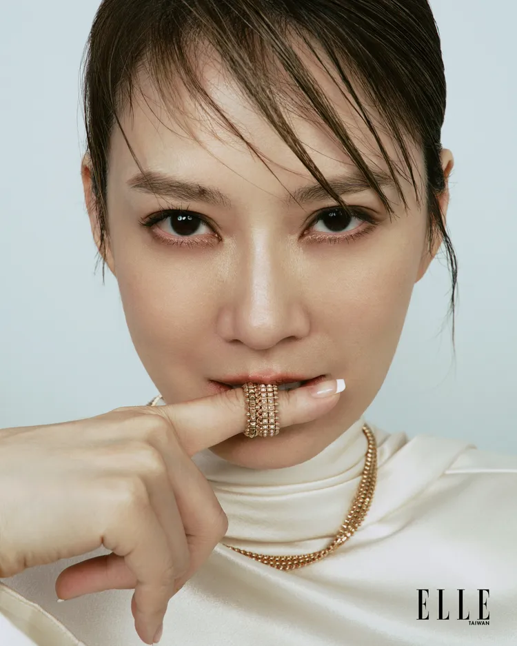 Melody拍攝《ELLE》封面。《《ELLE ACCESSORIES》提供