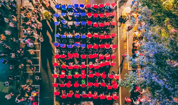 百人拚國旗。桃園市府提供