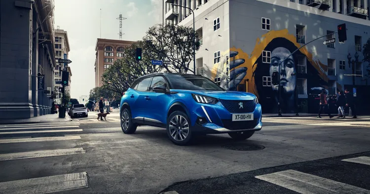 Peugeot 2008以及純電的e-2008小型跨界休旅車系，除彈性分期方案，再加贈 5 年 / 5 萬公里免費保養。原廠照片