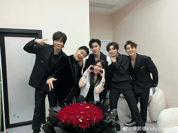 林志穎（左二起）和陳若儀跟哥哥們一塊提前慶生。翻攝陳若儀微博