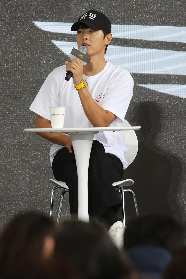 宋仲基對於無酬演出感到不好意思，指左手的手錶是製作公司老闆送的，笑稱自己有拿到片酬。韓聯社