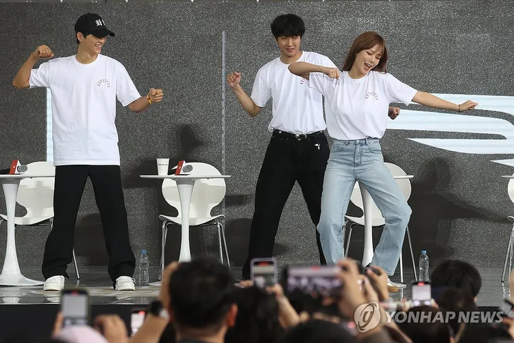 宋仲基（左起）、洪士彬跟著金亨瑞跳《Hype Boy》。韓聯社