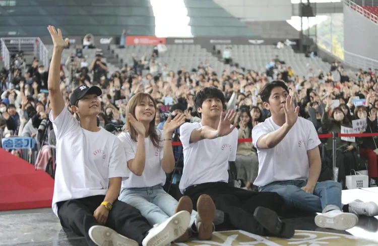 宋仲基（左起）、金亨瑞、洪士彬、導演金昌勳昨出席戶外座談，宣傳《禍亂：地下秩序》。翻攝Plus M IG