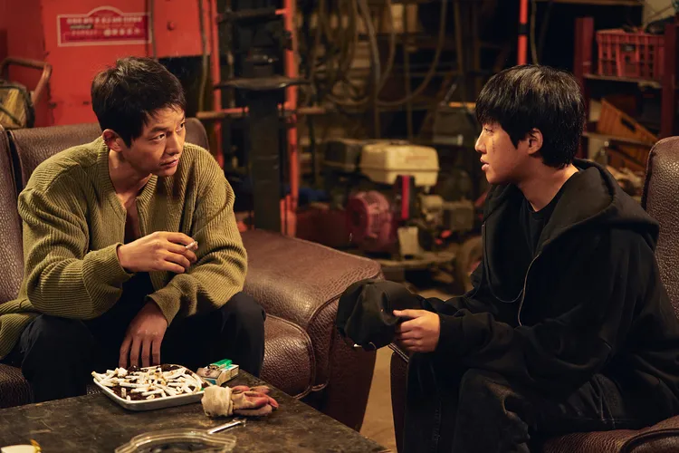 宋仲基（左）片中飾演黑道大哥，是洪士彬追隨的對象。車庫娛樂提供