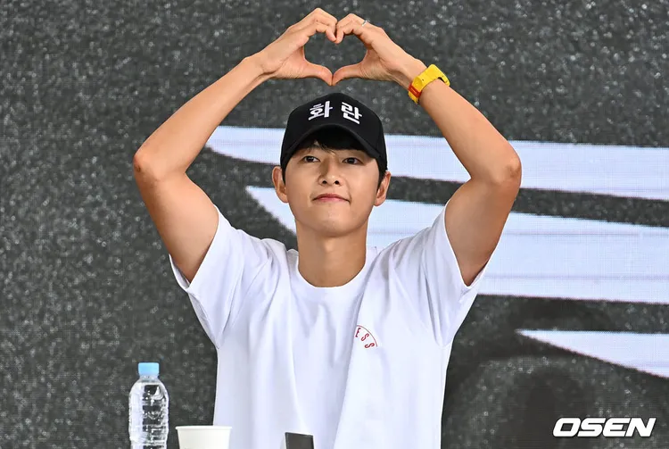 宋仲基當爸後人氣依舊，昨座談會擠滿人潮，他不時比出愛心、揮手寵粉。翻攝OSEN