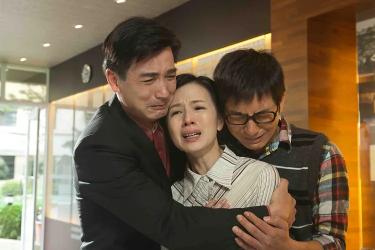 伊正（左起）與已故的洪瑞襄在《生命的樂章》中飾演夫妻。吳忠諺飾演小兒子。大愛提供