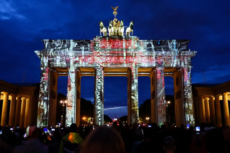 IMF估德國將取代日本成為全球第三大經濟體；圖為本月7日德國柏林燈光秀。路透社