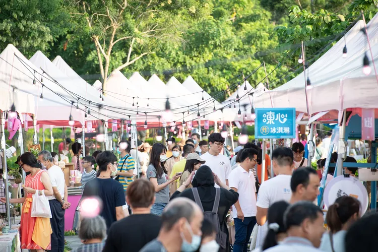 主題市集「DEAR MOON MARKET」邀集60攤特色店家。嘉市府提供