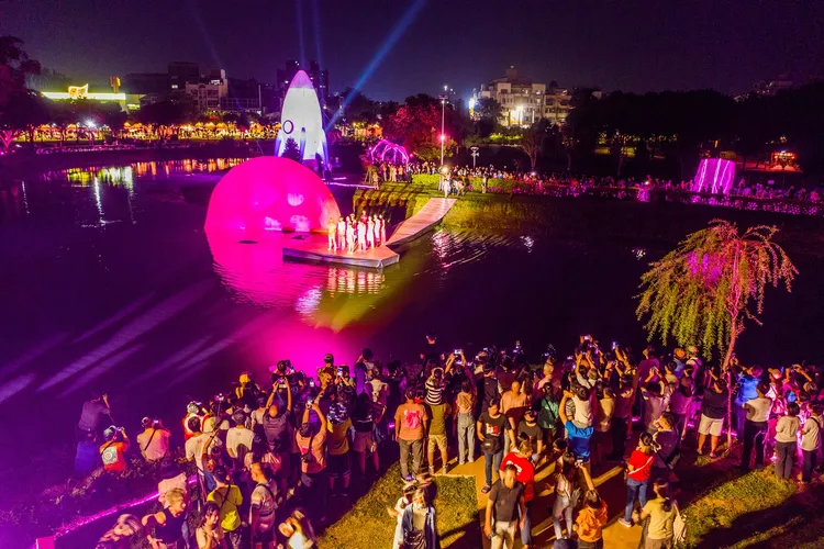 光織影舞展出大型粉紅裝置藝術。嘉市府提供