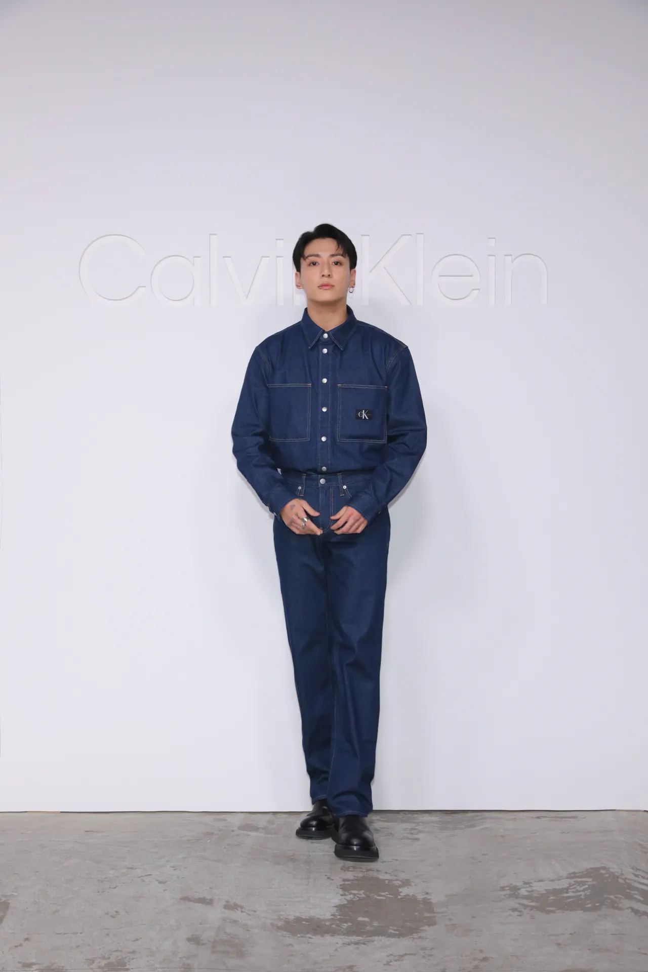 柾國身穿Calvin Klein標誌性丹寧套裝。品牌提供