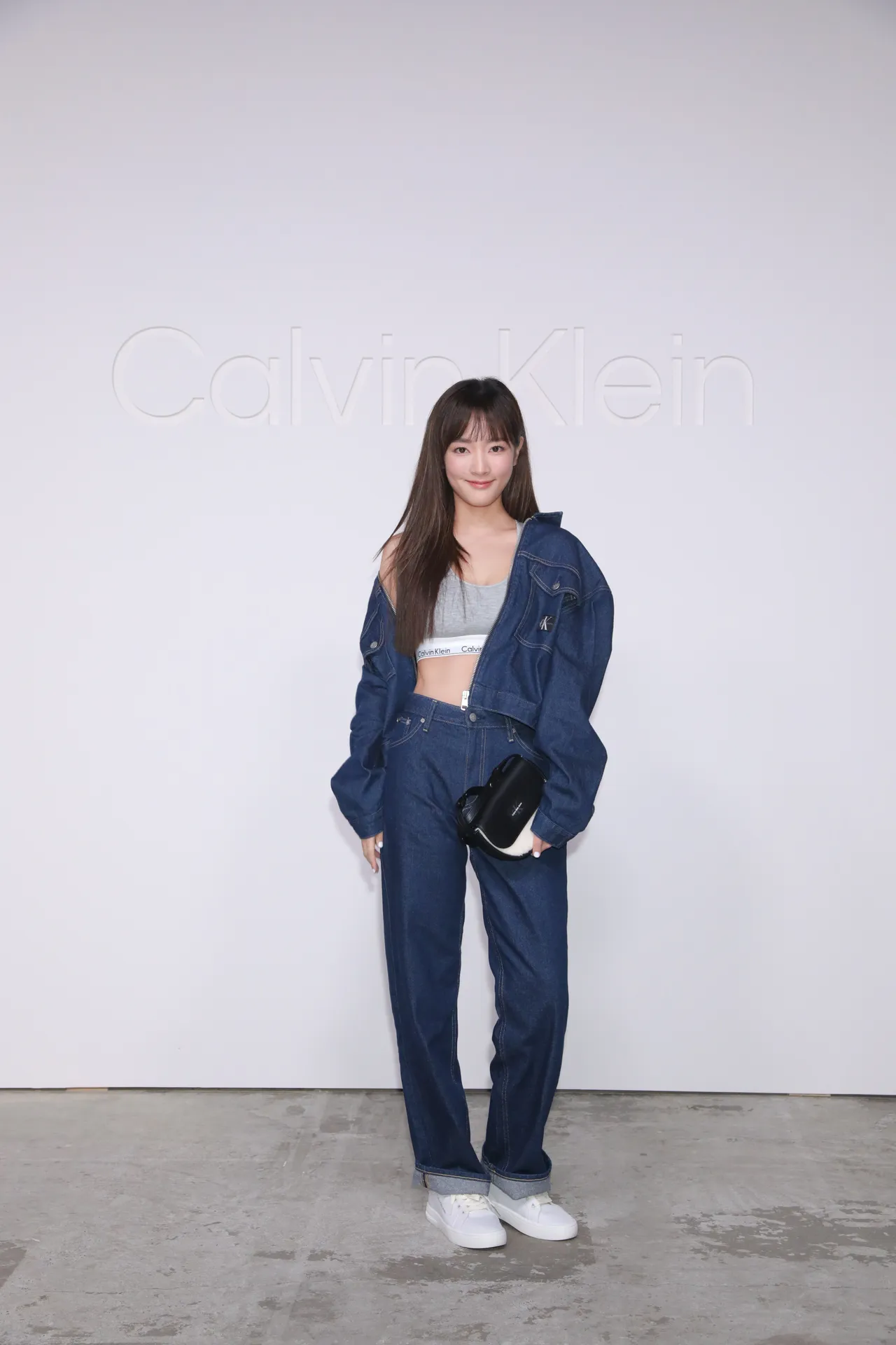 王淨單穿CK經典灰色內衣小露腹肌。品牌提供