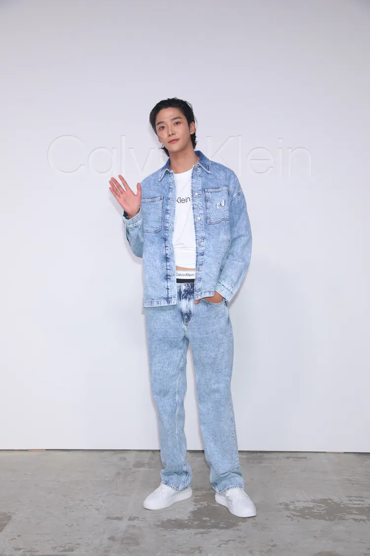 路雲以淺色系牛仔清爽亮相。品牌提供