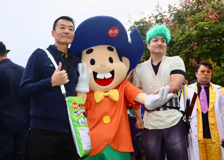 蔣萬安(右1)扮演索隆的原因是大兒子推薦。彭欣偉攝