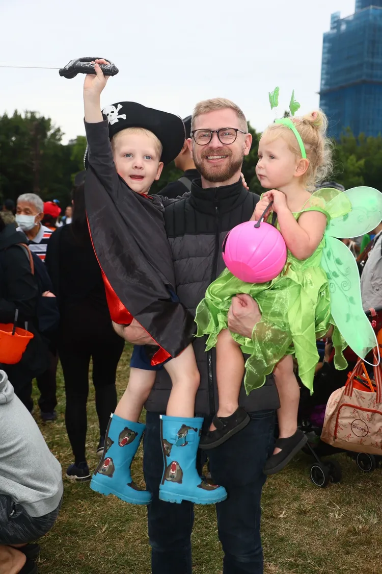 許多爸媽帶著孩子裝扮參加萬聖節嘉年華。彭欣偉攝