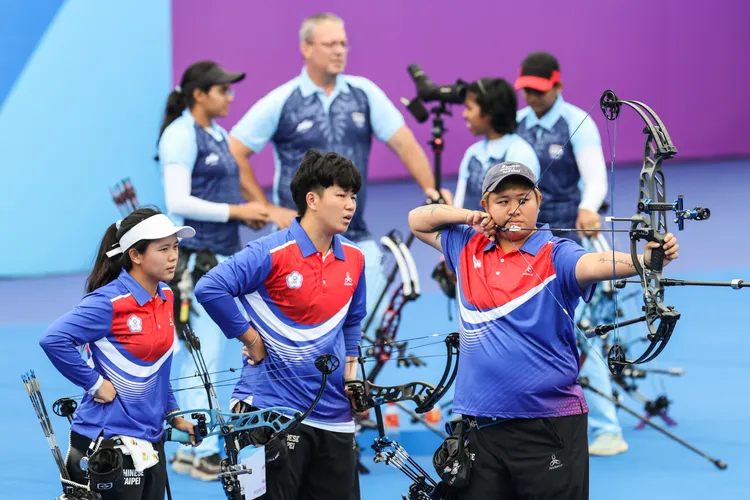 右起黃逸柔、陳怡瑄、王律勻。新華社