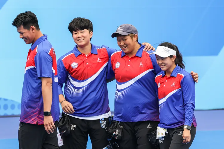 賽後隊友開心慶祝，右起王律勻、黃逸柔、陳怡瑄。新華社