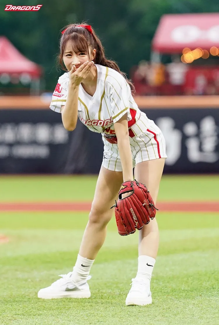 三上悠亞開球「挖地瓜」害羞笑了。取自味全龍臉書