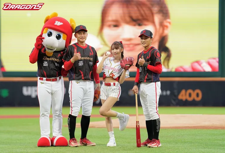 三上悠亞開球後與威弟、劉基鴻、郭天信合照。取自味全龍臉書