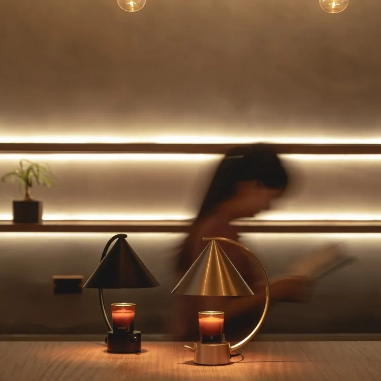 LUNA彎月款香氛暖燈，神祕黑款5880元、復古黃銅款6480元。品牌提供