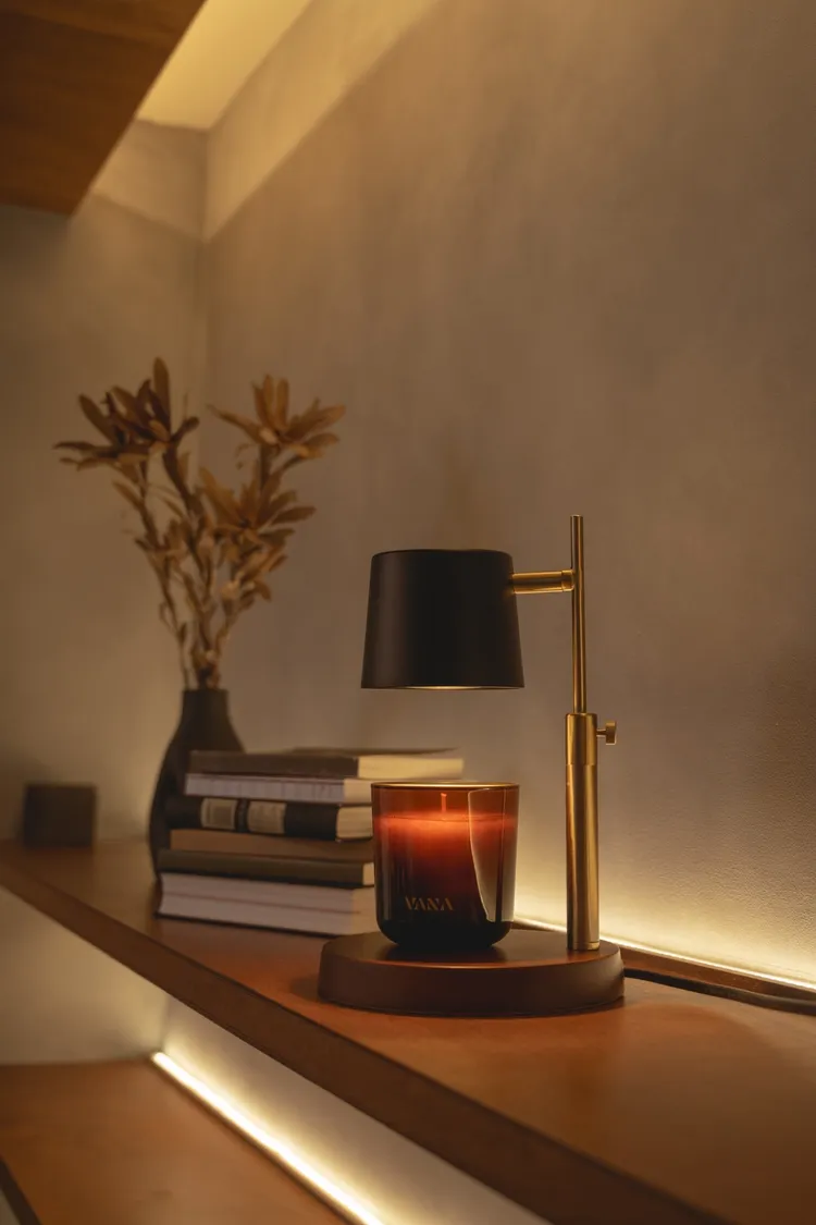 Fika No.27 升降款香氛暖燈#神祕黑，2990元。品牌提供