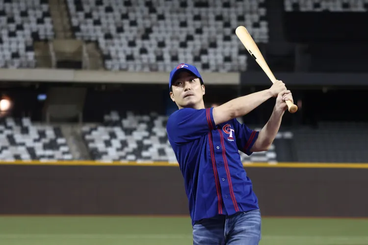 蔣萬安打球看出練家子。彭欣偉攝