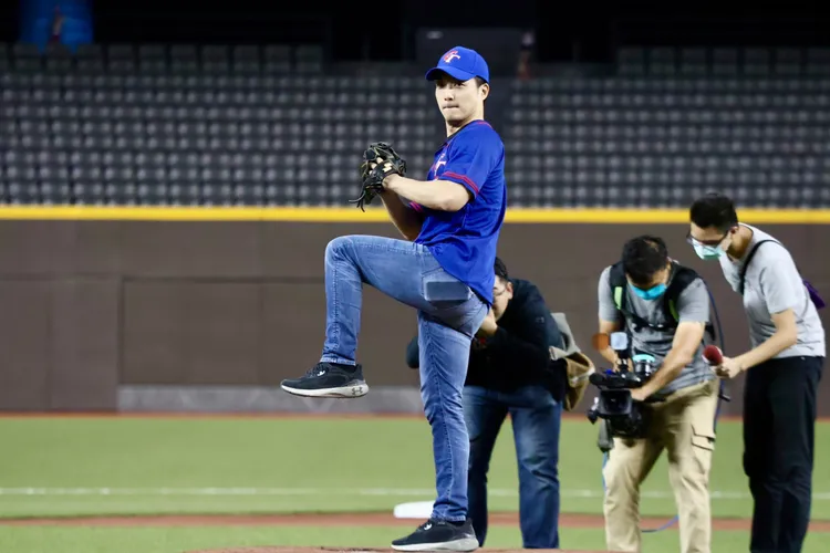 蔣萬安站上投手丘測試。彭欣偉攝