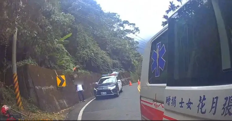 騎士自撞護欄摔車不治。翻攝畫面