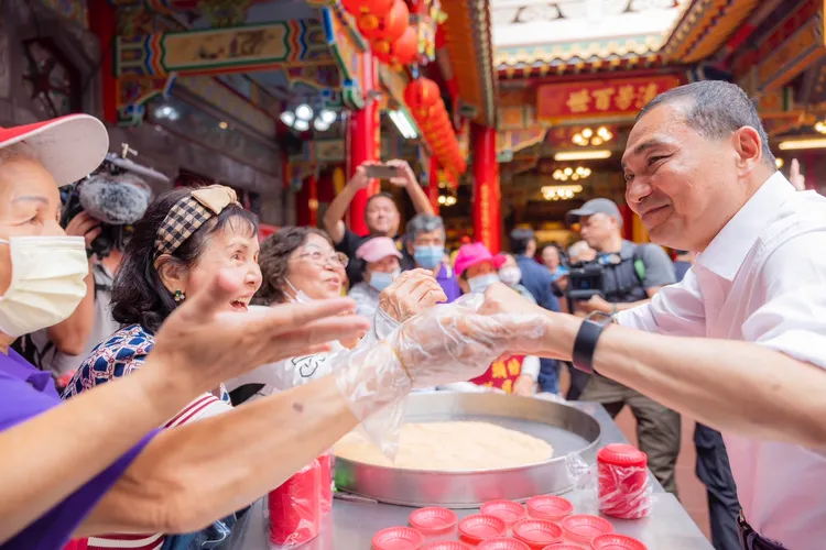 侯友宜前往苗栗縣參拜，受到支持者歡迎。侯陣營提供