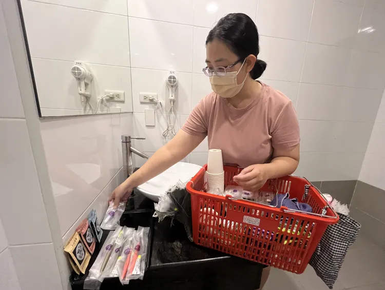 旅宿業者以「先僱後訓」聘請房務員、清潔人員，每人每月可獲至少1.2萬元補助。王志弘攝