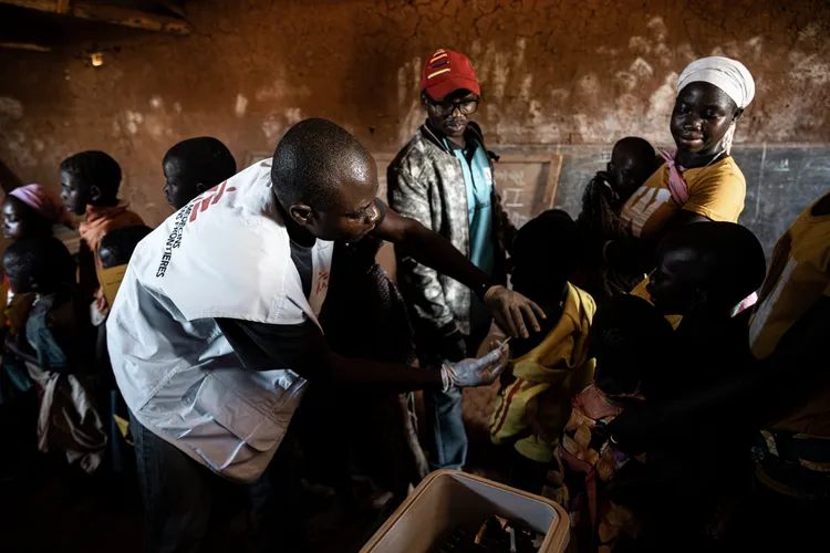 無國界醫生的醫護人員為孩童施打麻疹疫苗 © MSF/Michel Lunanga