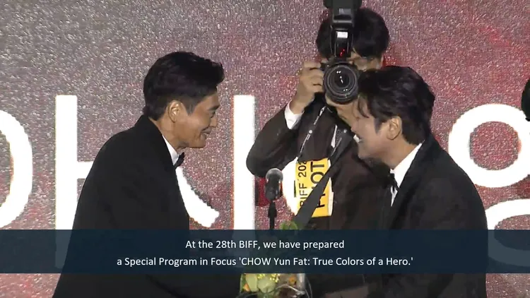 周潤發（左）從宋康昊手中接獲獎座。翻攝釜山影展YouTube