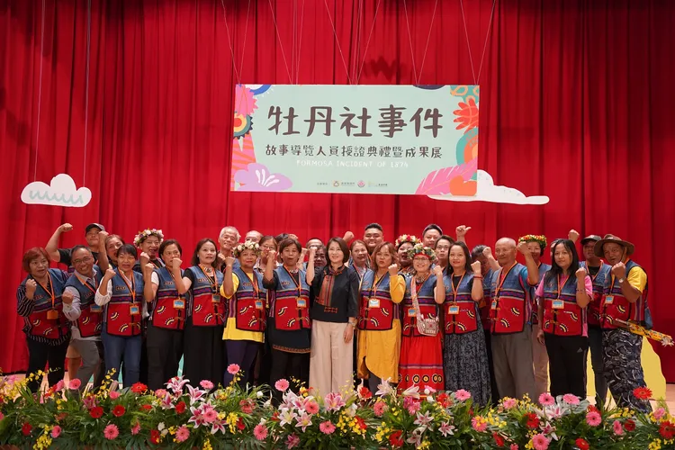 周春米授證32位通過認證考試的解說員。屏縣府提供