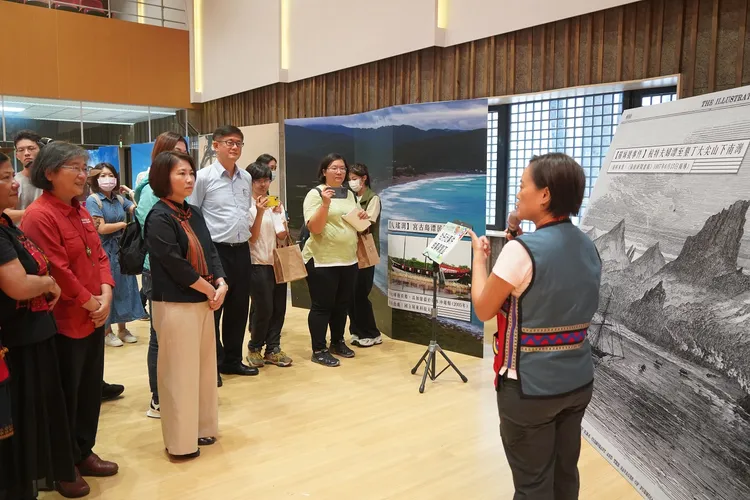 周春米勉勵專業導覽人員發揮部落文化優勢及解說技巧，將恆春半島觀光魅力推廣給民眾。屏縣府提供
