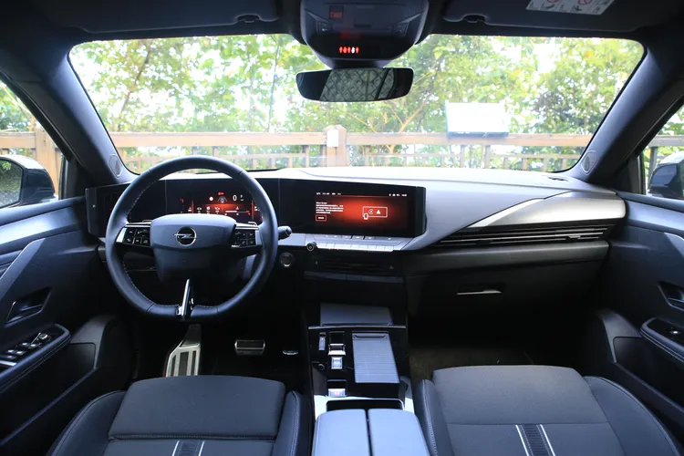 駕駛導向的戰鬥化氛圍中，透過雙螢幕進一步營造科技桿，GS潮流版還包含黑色頂篷，並搭配類纖維飾板。林浩昇攝