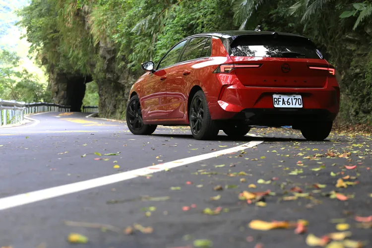 來自母集團的EMP2底盤平台，在經過Opel的巧手調校之後，將德系與法系特質完美融合，能夠讓玩得盡興，同時在旅途中更顯從容。林浩昇攝