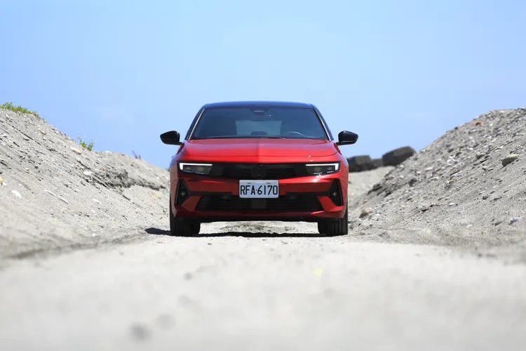 Opel Astra採用原廠新世代的「BOLD & PURE」設計語彙，鈑件大膽銳利的線條，成就出極為出色的視覺感受。林浩昇攝