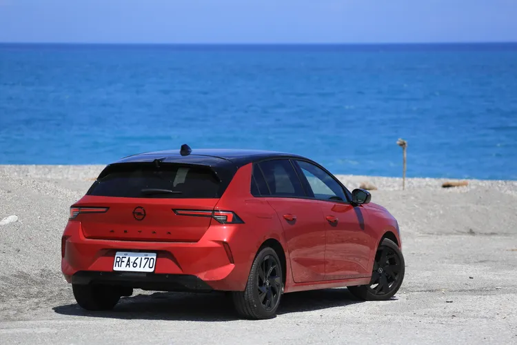 Opel Astra兩道水平細長的橫幅尾燈，搭配黑色的大型尾翼，呈現出中型運動掀背車該有的戰鬥氣息。林浩昇攝