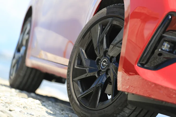 車身多處包含17吋輪圈，都搭配了亮面黑色材質，帶來多層次的視覺感受。林浩昇攝