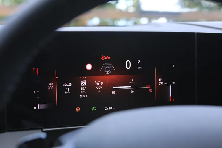 10吋HD高解析度數位儀表採繁體中文介面，資訊顯示清晰之餘，也可個人化自訂所需要資訊。林浩昇攝