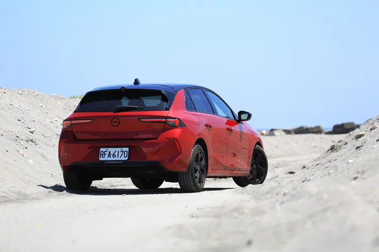 Opel Astra區分為ELEGANCE都會版、GS潮流版，以及GS PREMIUM旗艦版三車型，售價由117.9萬元起跳，競爭對手直指Volkswagen Golf。林浩昇攝