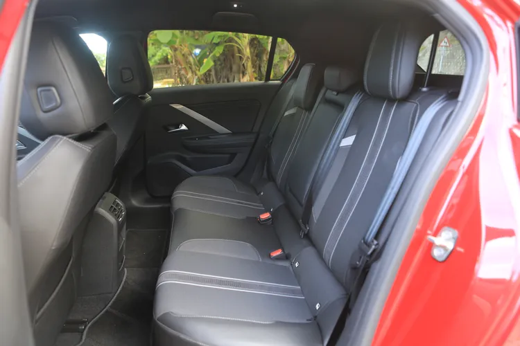 後座以中型掀背車來說空間表現合理，並且具備空調出風口強化冷房效果。林浩昇攝