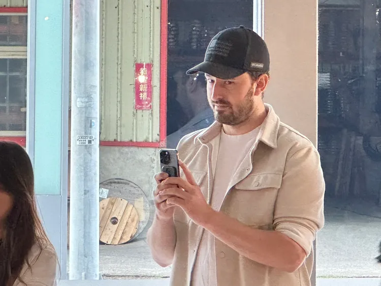 Cody全程側拍女友。林丞偉攝