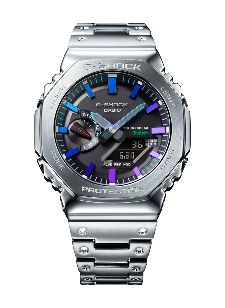 GM-B2100PC錶款以黑色錶盤結合紫色、藍色時針與分針，1萬8000元。品牌提供