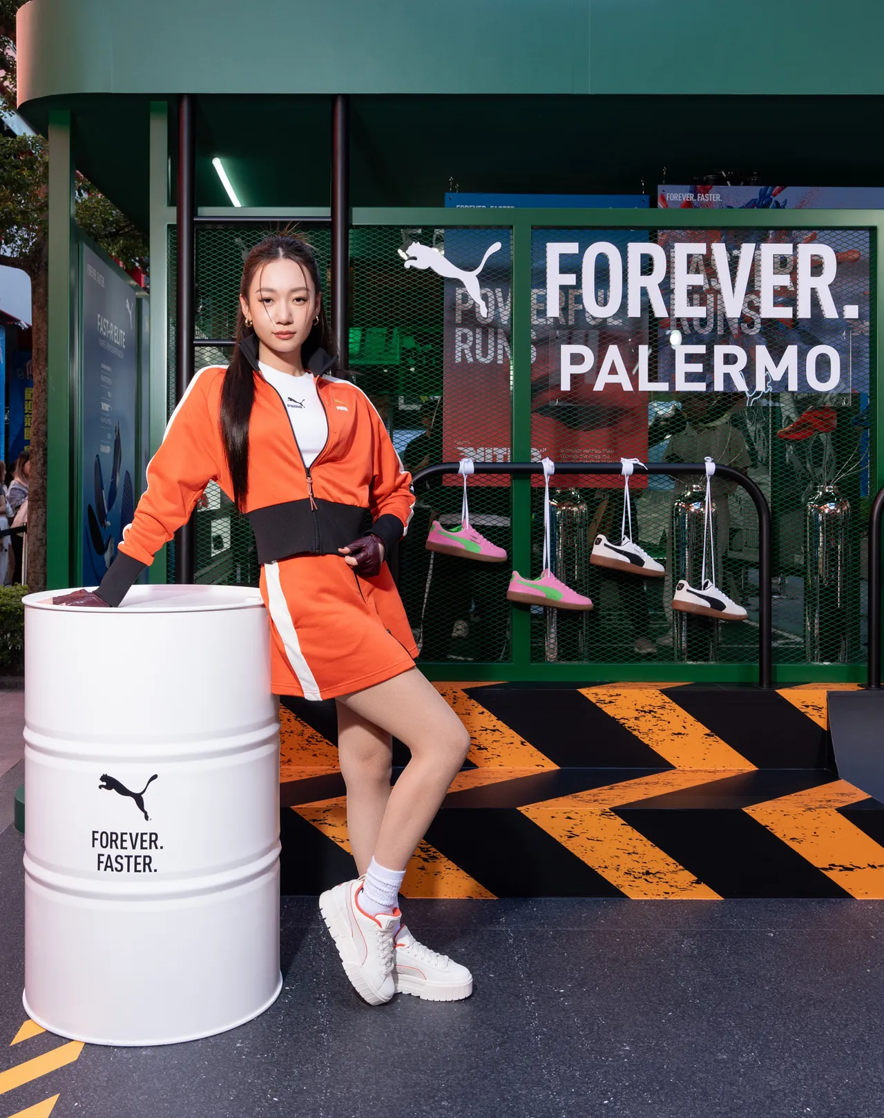 立领外套2880、拉链短裙1980。品牌提供