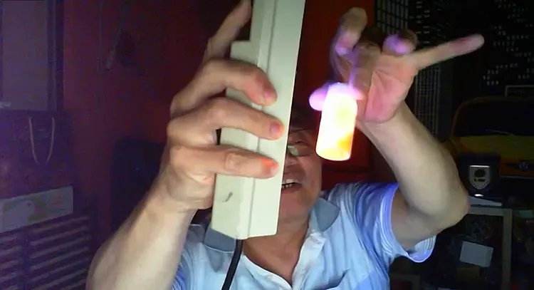 周必泰拿出黃色、成堆聚合在一起的量子點。台灣科技媒體中心提供