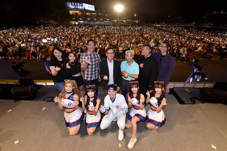 台灣大哥大日月潭花火音樂會「Gen. AI 綻燃‧愛」，引爆2.5萬人參與。