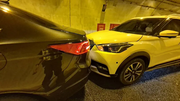 3起事故共有8車追撞。民眾提供